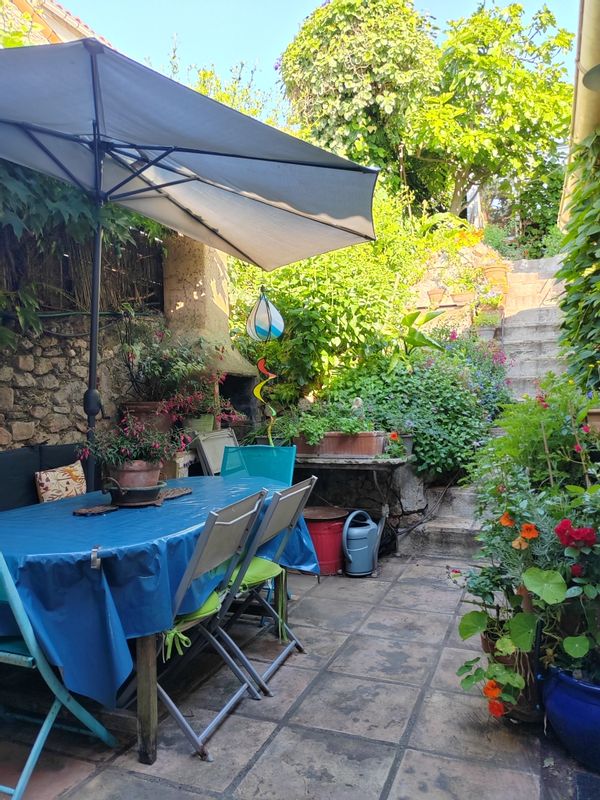 Ancienne maison de pêcheur vue mer, terrasses et jardin. 2 à 4 personnes. Proche centre ville. Calme