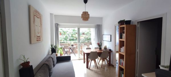 Appartement très lumineux avec balcon, dans un quartier calme de Barcelone et très bien desservi.