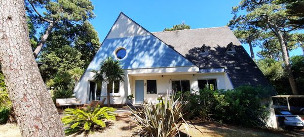 Maison à deux pas de la plage au milieu des pins.