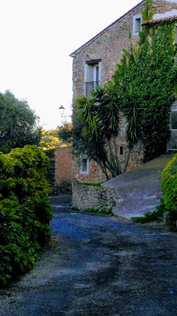 La "petite maison", en pierre, dans un village catalan, vue sur mer