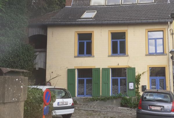 3 private bedrooms in large Artist House