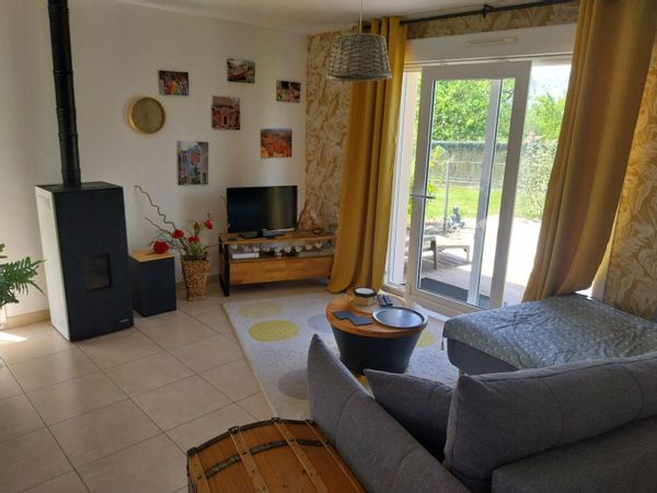 Maison neuve, joliment décorée.