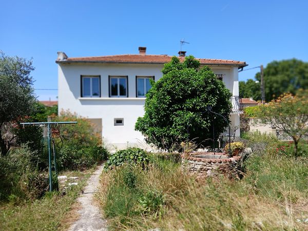 Grande maison des années 60 au fond d'une impasse dans la magnifique ville d'Avignon en Provence.