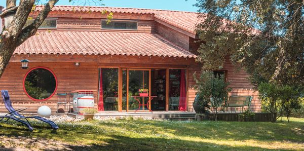 Maison contemporaine en bois à la campagne près de Carcassonne