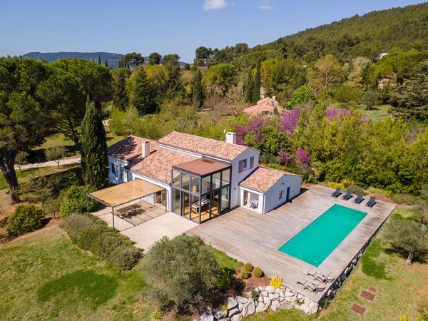 Villa provençale dans un écrin de verdure avec piscine privée et vue sur la Sainte Victoire
