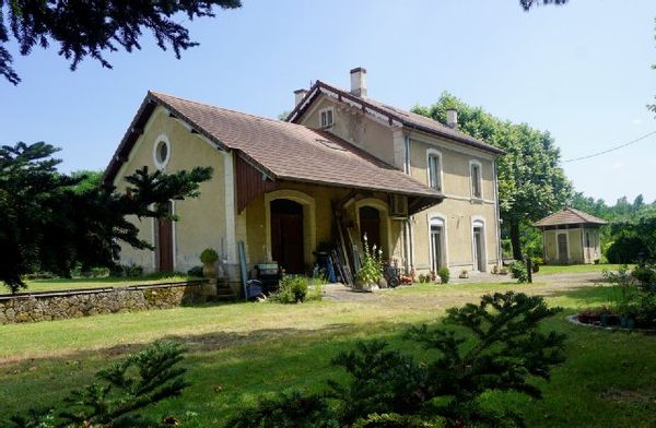 Ancienne gare à l'ombre des platanes