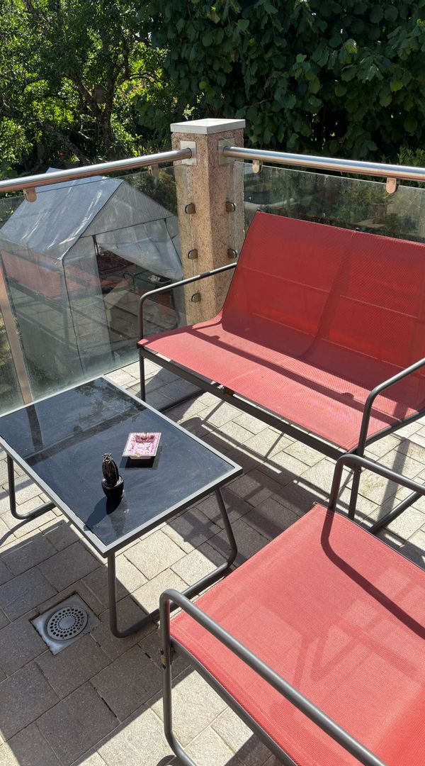 La maison de Serge : Un logement indépendant de la maison principale avec une terrasse