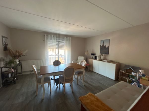 L appartement est situé en plein centre ville parking privé donc idéal pour se garer