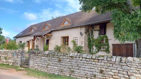 Maison de campagne au cœur de la Bourgogne du Sud avec 4 chambres, 4 salle-de-bain et grand jardin