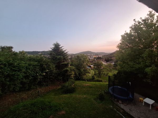 Maison proche de Lons-le-Saunier (10min à pied du centre) en bout d'impasse donc secteur calme. :)