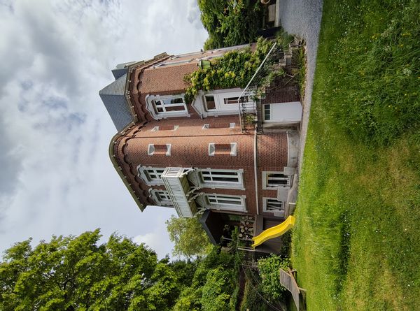 Maison confortable avec jardin, entièrement rénovée écologiquement, à proximité du centre de Liège.