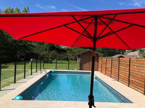 Cour privée et piscine creusée chauffée pour profiter pleinement de l’été.