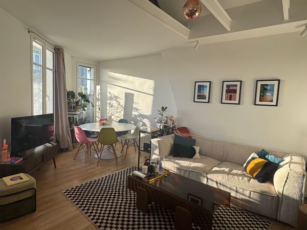 La maison de Lise et Charles est un cocoon moderne au cœur du quartier le plus branché de Paris