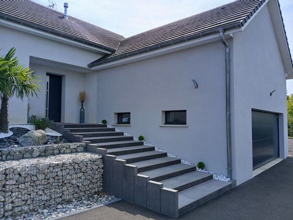 Villa moderne au calme avec piscine chauffée, à 5 minutes du centre ville et du lac de Vaivre.