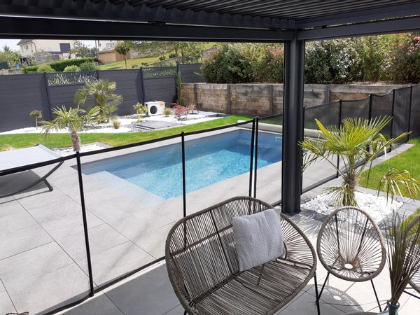 Villa moderne au calme avec piscine chauffée, à 5 minutes du centre ville et du lac de Vaivre.