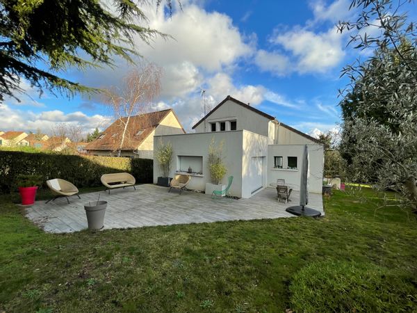 Charming house surrounded by nature near Paris