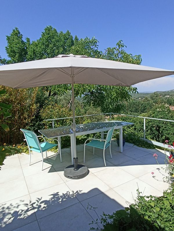 Maison et studio au calme rénovés dans un style contemporain avec jardin et vue spectaculaire