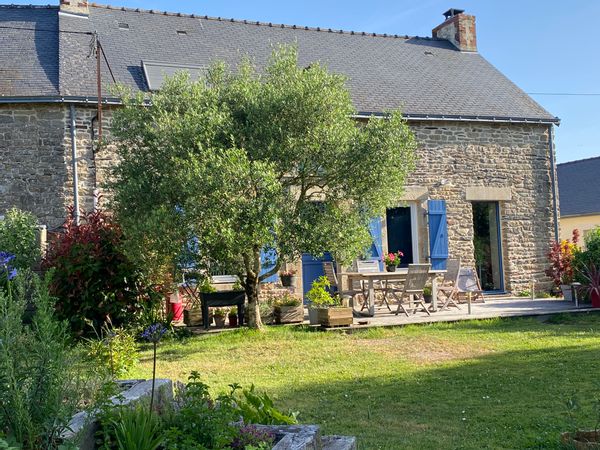 Longère dans un écrin de verdure en Bretagne