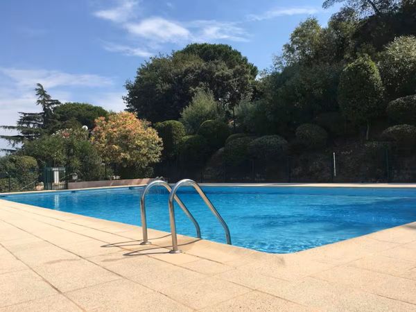 Rez de jardin T2 au calme dans résidence avec piscine