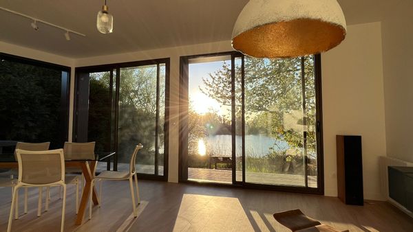 une maison sur un lac paisible. Une vue 180° sur le lac et une lumière apaisante.