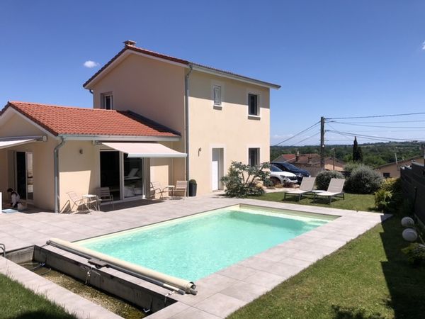 Maison familiale avec piscine à Brindas – à 30 min de Lyon
