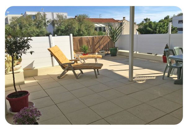 Appartement avec grande terrasse à 1 min à pied de la PLAGE et 15 mn des commerces