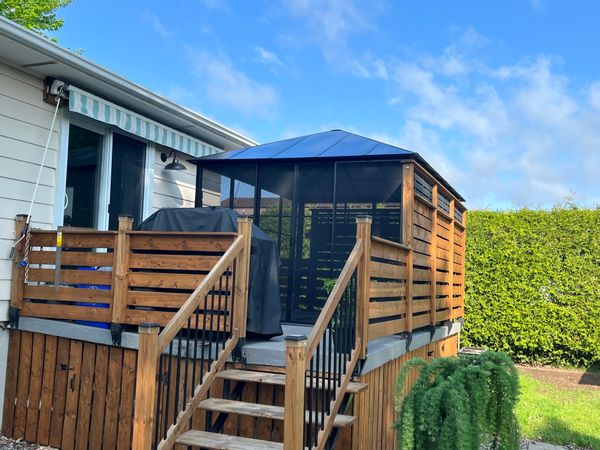 Maison charmante près des services urbains avec une cour parfaite pour relaxer en famille.