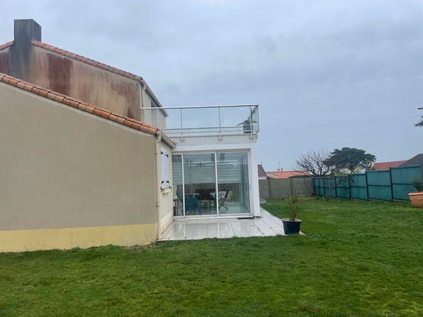 Maison sur terrain clos bord de mer véranda terrasse en hauteur vue sur mer