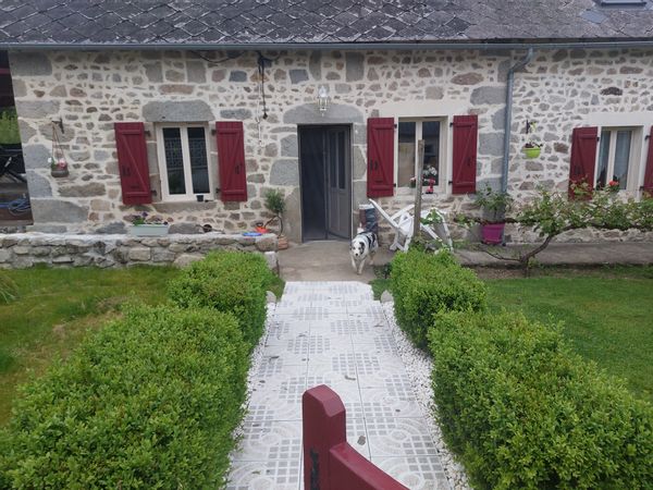 Maison en pierre au milieu de la campagne avec un grand terrain et dépendance