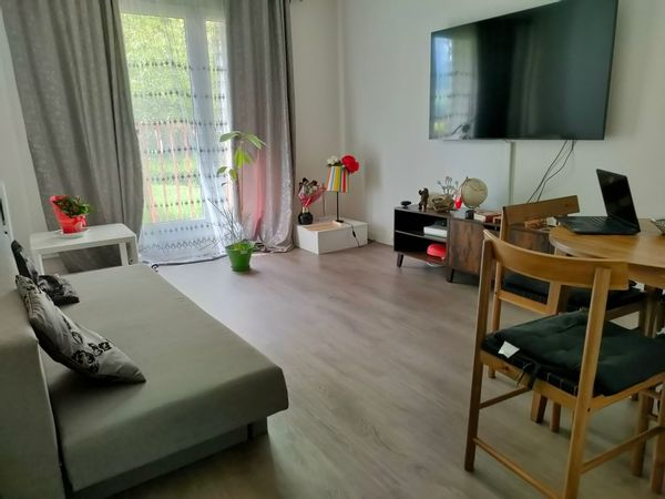 Appartement 4 personnes situé à Châtillon, limitrophe Paris, métro à 10 minutes.