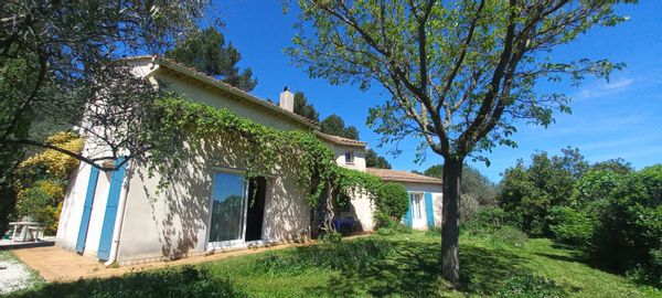 Maison dans un village historique au coeur de la Provence, 3 chambres, 2 salles de bain et piscine.