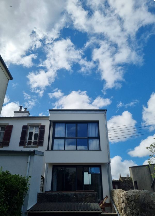 Notre maison est authentique, avec beaucoup de charme, spacieuse et très bien placée.