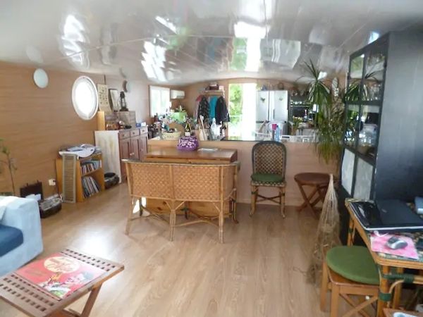 Appartement flottant sur Seine, dans port privé, endroit calme. 10 mn RER D , 20 mn de Paris.