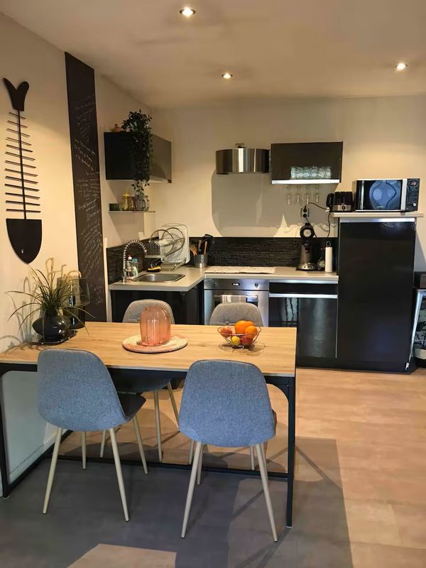 Petite maison de ville proche de toutes les commodités et à 800m du port et de la plage