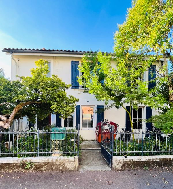 Maison d’architecte familiale, fraîche et paisible, idéalement située aux portes de Bordeaux.