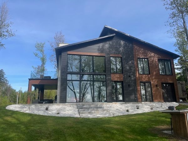 Magnifique maison neuve avec grande fenestration vue sur le Grand Lac St-Francois