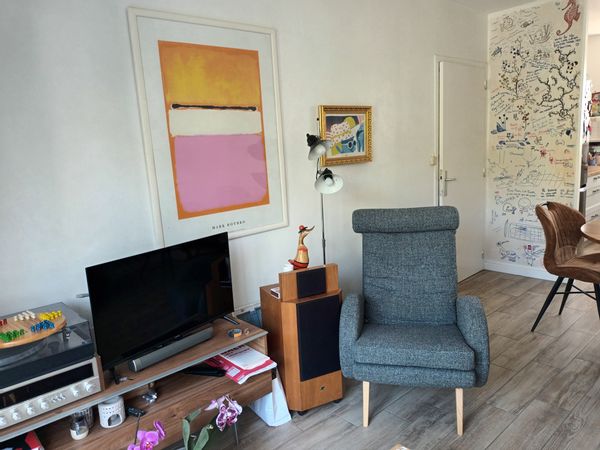 Petite maison de 4 chambres, avec joli jardin au calme et en centre ville. Commerces  à 5 mn à pied.