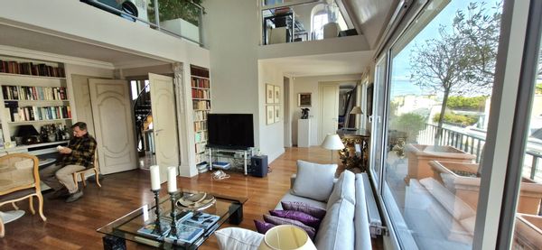Appartement spacieux et original en duplex entouré de verdure (balcons et terrsse) . Décor rafiné.