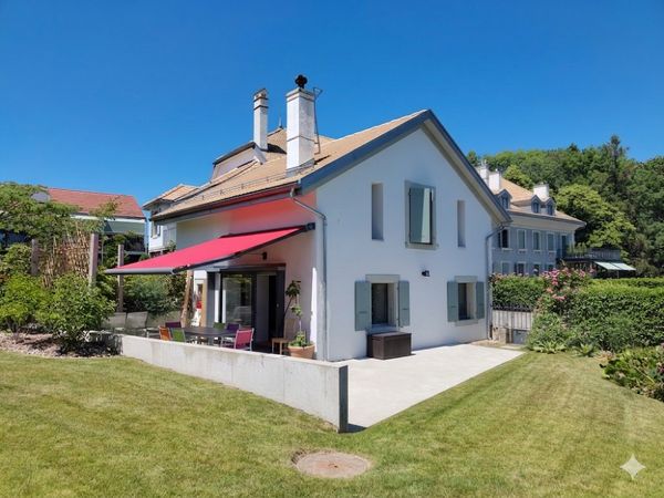 Mignonne petite maison dans hameau charmant. Située juste au bord du lac Léman.
