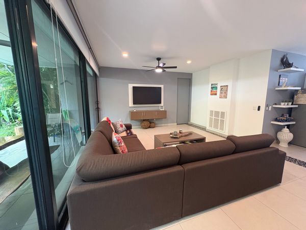 Condo 2 CàC et 2 SDB. Aire ouverte, moderne, entièrement équipé  2 lits Queen et un lit simple