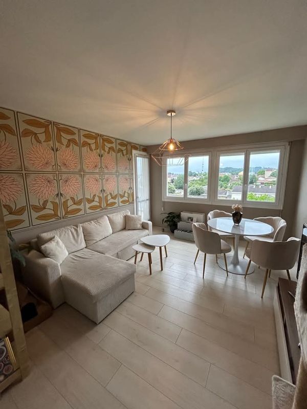 Grande chambre dans appartement, au dernier étage avec vue sur les montagnes