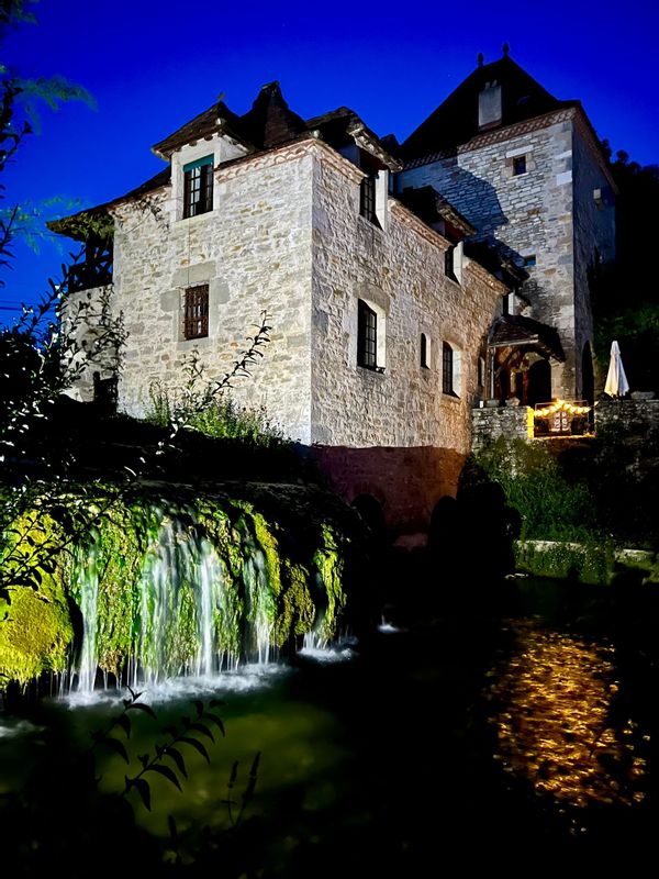 Le moulin offrant nature et charme pour 2 à 4 personnes maximum. Niché au cœur de la vallée du Lot.