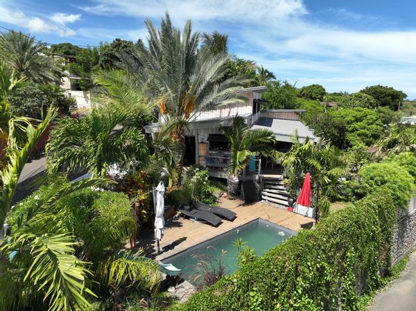 Magnifique maison bois, vue sur mer, à 90m d'altitude, avec jardin tropical privé