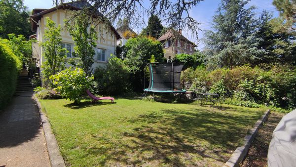 Bienvenue sur Chambéry dans mon petit coin de verdure, en plein cœur de ville.