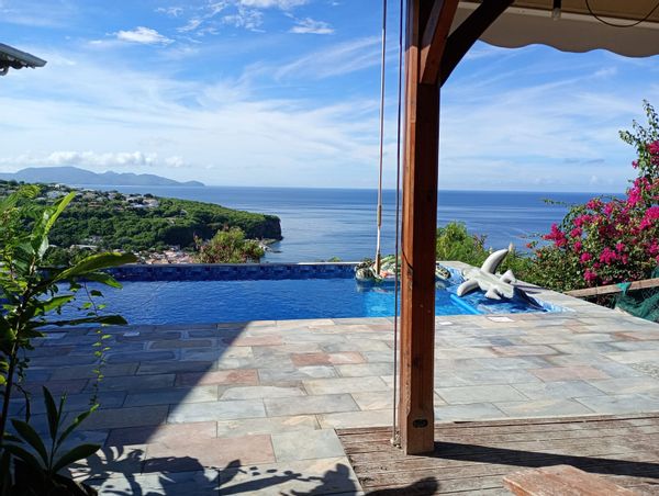 Bas de villa vue mer sur la côte Caraïbe, 2 chambres, terrasse, piscine