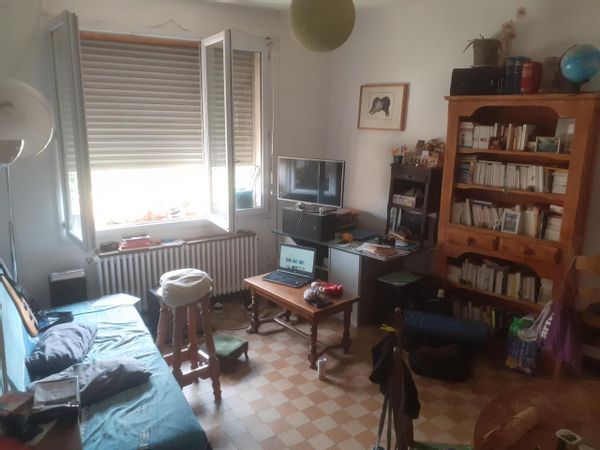 Appartement ensoleillé donnant sur une place du centre ville arlésien