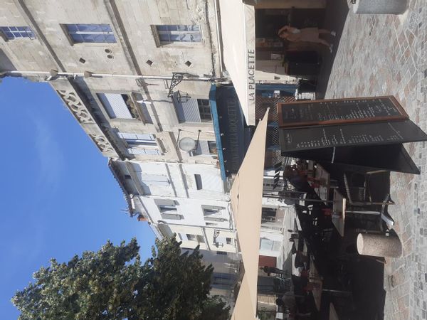 Appartement ensoleillé donnant sur une place du centre ville arlésien