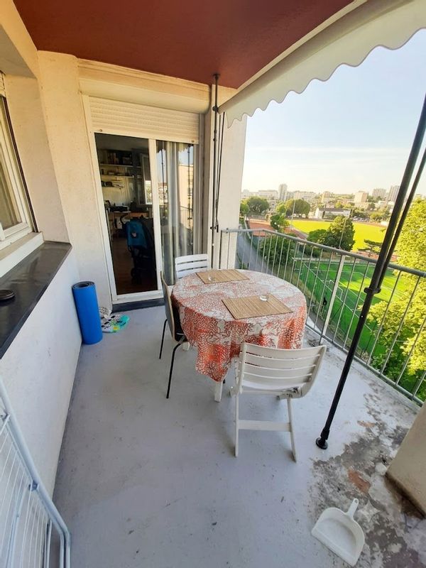 Appartement avec un grand balcon, une jolie vue, en banlieue Parisienne, adapté pour les enfants.