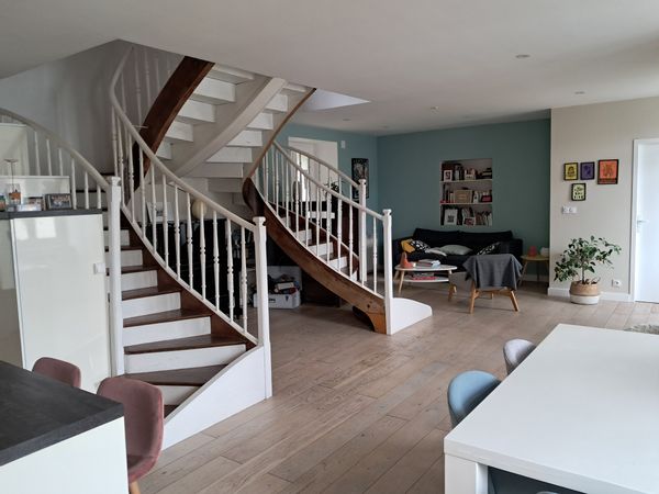 Maison de ville en plein cœur du bourg, à proximité de tous les services, tout en étant au calme.