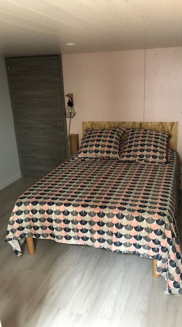 La chambre privée de Nicole, dans une maison de ville. A 2 mn à pied de la plage.